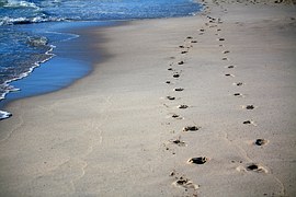 footprints-456732__180